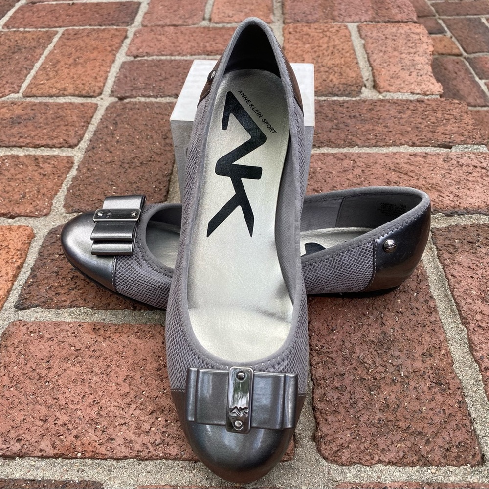 NWOT AK Sport flats in silver size 8